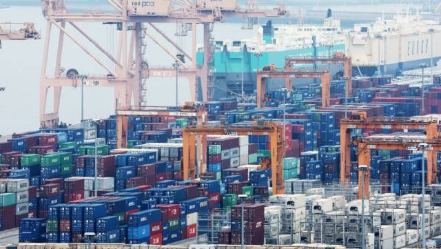 지난 13일 경기 평택시 포승읍 평택항에 수출용 컨테이너가 세워져 있다. 뉴스1