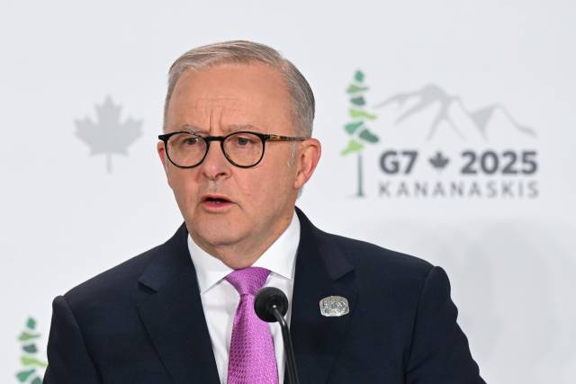 앤서니 앨버니지 호주 총리가 지난 17일 캐나다 앨버타주 카나나스키스에서 열린 주요 7개국(G7) 정상 회담에 참석한 후 기자회견에서 언론과 인터뷰하고 있다. EPA연합뉴스