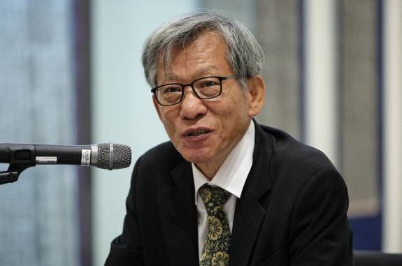 유홍준 명지대 석좌교수가 2024년 7월 23일 서울 서초구 서울서예박물관에서 열린 동농 김가진 서예전 '백운서경白雲書境' 전시에 대해 설명하는 모습. 뉴스1