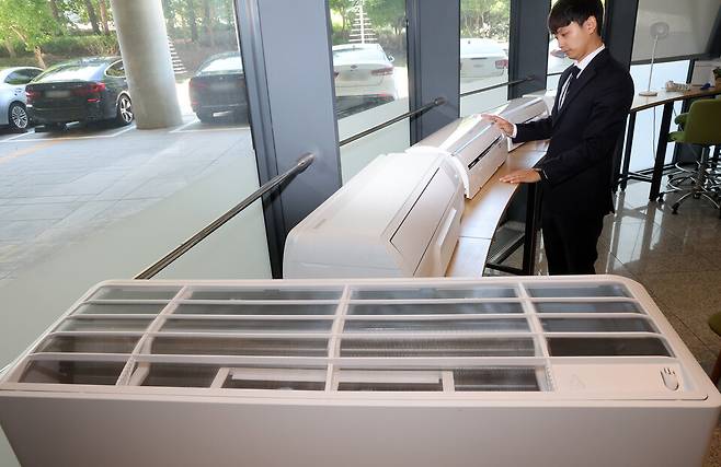 한국소비자원이 23일 정부세종청사 공정거래위원회 기자실에서 소비자 선호도가 높은 벽걸이형 에어컨 5개 제품에 대한 성능 및 안전성 등을 시험·평가한 비교정보를 제공했다. 사진은 직원이 해당 시험제품을 살펴보는 모습 ⓒ연합뉴스