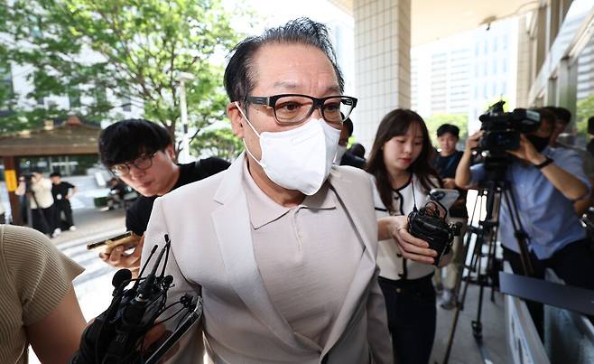 2018년 전국지방선거 공천헌금 수수 의혹 혐의를 받는 '건진법사' 전성배씨가 23일 서울 양천구 서울남부지방법원에서 열린 정치자금법 위반 혐의 사건 1심 속행 재판에 출석하기 위해 법정으로 향하고 있다. ⓒ연합뉴스