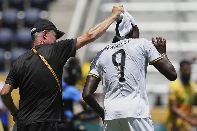 도르트문트(독일)의 세루 기라시가 22일 미국 오하이오주 신시내티의 TQL 스타디움에서 열린 2025 국제축구연맹(FIFA) 클럽 월드컵 조별리그 F조 2차전 마멜로디 선다운스(남아프리카공화국)전 도중 목을 축이고 있다. 신시내티|AP연합뉴스