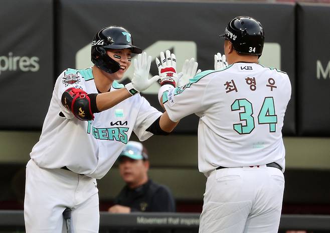 지난 19일 광주 KT전에서 2회말 선제 솔로홈런을 친 최형우와 하이파이브하는 오선우.    광주 | 연합뉴스