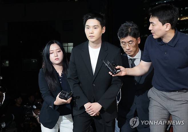 만취 상태로 전동스쿠터를 몬 혐의를 받는 그룹 방탄소년단(BTS)의 슈가(민윤기)가 경찰 조사를 위해 2024년 8월 23일 서울 용산경찰서로 출석하고 있다. 연합뉴스