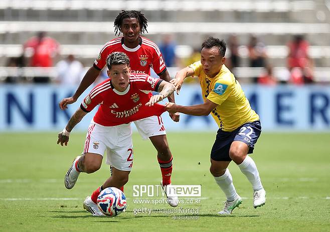 ▲ 뉴질랜드의 클럽 오클랜드 시티에서 뛰는 저우통은 이번 클럽 월드컵에서 뛰는 유일한 중국 선수다. 부상을 우려해 교체 사인이 나온 뒤에도 스태프에게 고함을 질렀던 그는 '유일한 중국인으로 더 뛰고 싶었다'는 심경으로 논란을 해명했다.&nbsp;