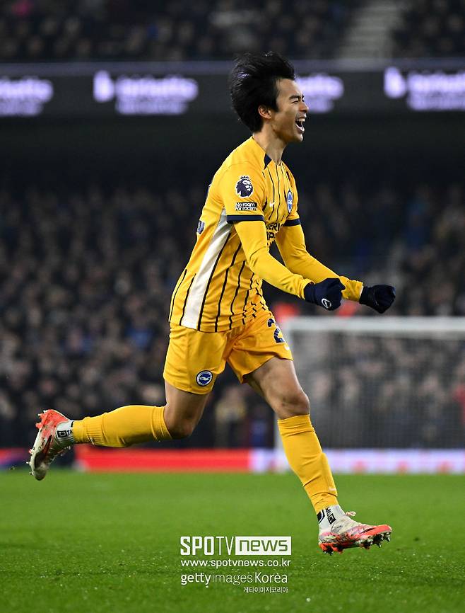 ▲ 미토마 가오루는 지난달 뮌헨과 '강하게' 연결됐다. 현지에서 높은 공신력을 자랑하는 독일 '스카이 스포츠'의 플로리안 플라텐베르그 기자는 "만일 킹슬리 코망과 사네가 팀을 떠난다면 분데스리가 챔피언은 윙어 보강을 위해 미토마를 영입할 것”이라 보도해 눈길을 모았다. “뮌헨은 오래전부터 미토마를 지켜봐왔다. 현재 이적시장을 총괄하는 막스 에베를 단장과 크리스토프 프로인트 이사가 적극 움직이고 있으며 미토마는 비르츠, 요나탄 타와 함께 우선 순위로 지켜보는 선수”라고 주장했다. 영국 매체 ‘트리뷰나’ 역시 "뮌헨이 올여름 미토마 영입을 진지하게 고려하고 있다"며 프리미어리그 수준급 측면 자원으로 성장한 20대 영건 영입을 위한 이적료로 4000만 유로(약 623억 원)를 전망했다.