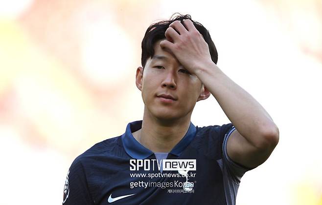 ▲ 오하라는 "누구에게나 일어나는 일이다. 손흥민은 이제 더 느린 리그로 이적할 필요가 있다"며 "유럽축구연맹(UEFA) 유로파리그 결승 때도 그런 느낌을 받았다"라고 에이징커브를 의심했다. 한두번이 아니다. 오하라는 지난 시즌 내내 손흥민을 못 괴롭혀 안달이 난 것처럼 행동했다. 손흥민이 토트넘의 주장을 역임하는 것조차 못마땅한 모습이었다.