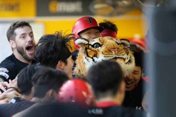 KIA 타이거즈 김석환(오른쪽)이 8회 역전 투런포를 친 뒤 기뻐하고 있다. /사진=KIA 타이거즈 제공