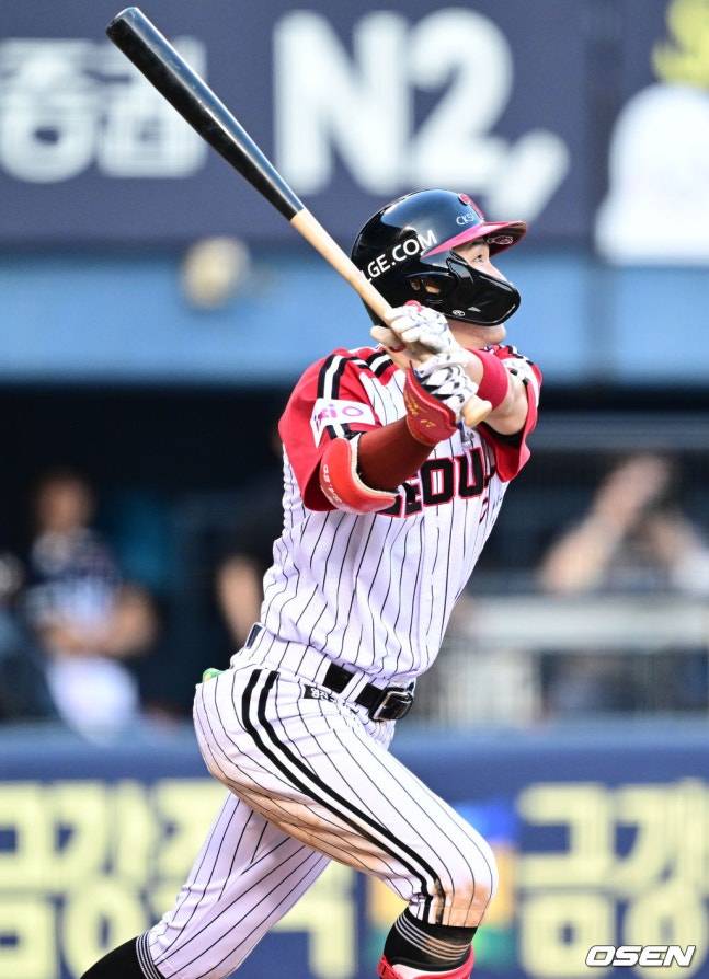 LG 박해민이 22일 잠실 두산전에서 안타를 치고 있다.