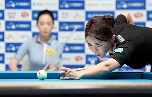 스트로크를 준비하는 김가영(오른쪽). /사진=PBA 투어 제공