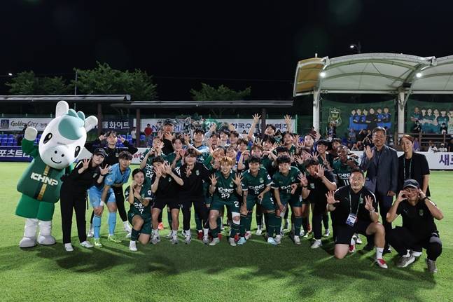 경주한수원WFC 선수들이 경기 승리 직후 기념촬영을 하고 있는 모습. /사진=한국여자축구연맹