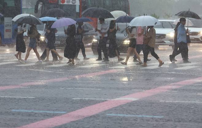 기상청은 6월 말~7월 초 장마전선이 북상할 것으로 전망했다.[사진 | 뉴시스]
