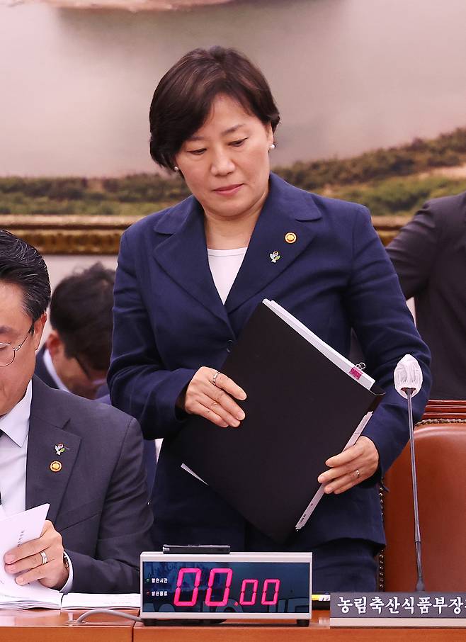 장관 인선에서 유임된 송미령 농림축산식품부 장관이 23일 국회에서 열린 농림축산식품해양수산위원회 전체회의에 참석하고 있다. 연합뉴스
