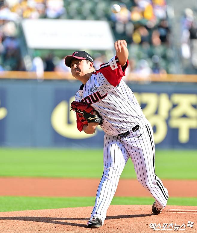 22일 오후 서울 송파구 잠실야구장에서 열린 '2025 신한 SOL Bank KBO리그' 두산 베어스와 LG 트윈스의 경기, 1회초 LG 선발투수 송승기가 공을 힘차게 던지고 있다. 잠실, 김한준 기자