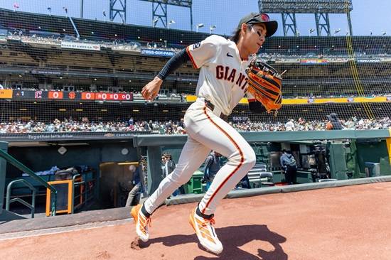 최근 3경기서 10타수 무안타로 침묵하다 지난 22일 선발 명단에서 제외됐던 샌프란시스코 자이언츠 이정후가 다시 라인업에 복귀했다. 그는 최근 타격 슬럼프를 극복하기 위해 여러 타순을 옮겨 다녔으나, 7경기 타율 0.074(27타수 2안타) OPS 0.342로 좀처럼 돌파구를 찾지 못했다. 연합뉴스