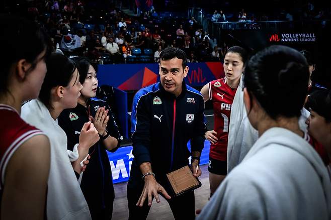 22일 튀르키예 이스탄불에서 열린 2025 국제배구연맹(FIVB) 발리볼네이션스리그(VNL) 2주 차 도미니카공화국과 한국의 경기, 한국이 세트스코어 2:3으로 패배하면서 3연패에 빠졌다. 페르난도 모랄레스 한국 대표팀 감독이 선수들에게 작전을 지시하고 있다. FIVB 공식 홈페이지