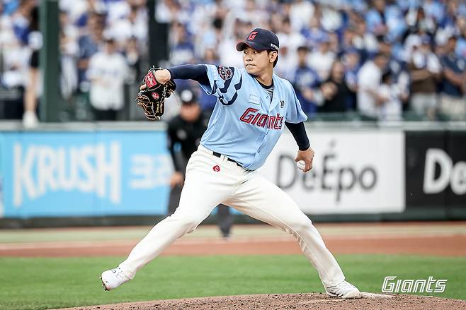 롯데 자이언츠 홍민기가 22일 부산 사직야구장에서 열린 삼성 라이온즈와의 홈경기에 구원 등판해 역투하고 있다. 롯데 자이언츠