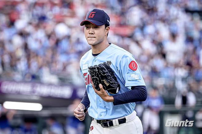 롯데 자이언츠 윤성빈이 22일 부산 사직야구장에서 열린 삼성 라이온즈와의 홈경기에 구원 등판해 이닝을 마친 뒤 더그아웃으로 들어가고 있다. 롯데 자이언츠