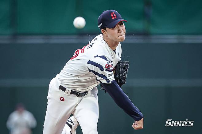 롯데 자이언츠 윤성빈이 올해 정규시즌 경기에 등판해 역투하고 있다. 롯데 자이언츠