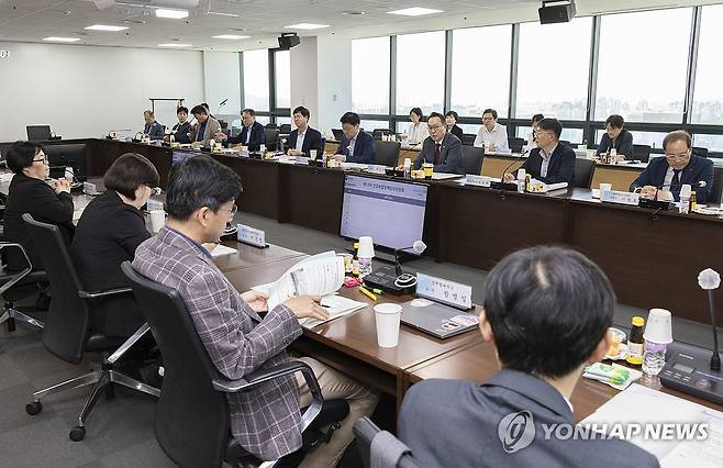 제10차 건강보험정책심의위원회 (서울=연합뉴스) 박민수 보건복지부 제2차관이 22일 서울 서초구 국제전자센터에서 열린 제10차 건강보험정책심의위원회를 주재하고 있다. 2025.5.22 [보건복지부 제공. 재판매 및 DB 금지] photo@yna.co.kr