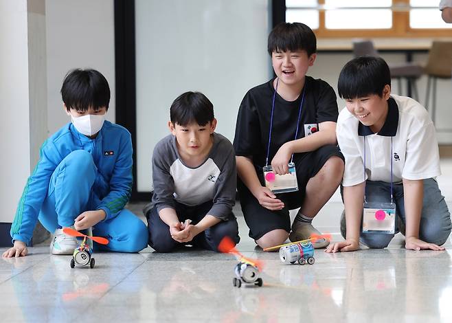 과학 체험 활동하는 아이들 [촬영 김상연]