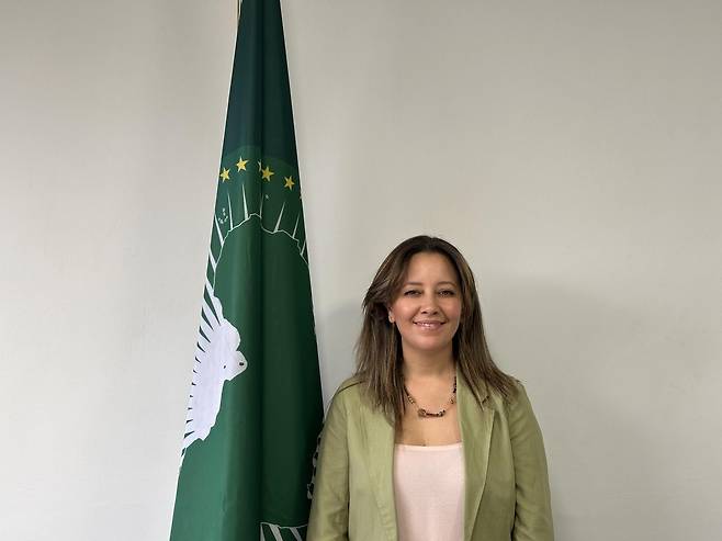 AU 깃발 옆에 선 지한 엘 가우지 AU 지속가능환경 과장 (아디스아바바=연합뉴스) 김성진 기자 = 지난달 30일 에티오피아 수도 아디스아바바에 있는 아프리카연합(AU) 구콘퍼런스센터에서 연합뉴스와 첫 인터뷰를 갖기에 앞서 지한 박사가 포즈를 취하고 있다. 2025.6.23 sungjin@yna.co.kr