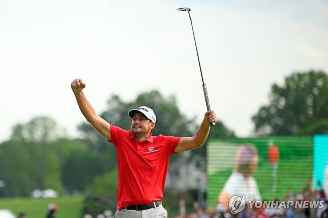 우승 샷 성공한 뒤 두 주먹을 불끈 쥐는 브래들리 [AFP=연합뉴스]