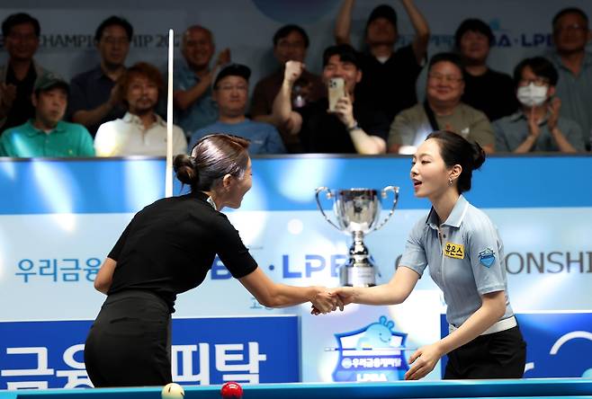경기가 끝난 뒤 차유람(오른쪽)과 악수하는 김가영 [PBA 제공. 재판매 및 DB 금지]