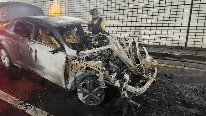 불이 난 차량 [부산소방본부 제공. 재판매 및 DB금지]