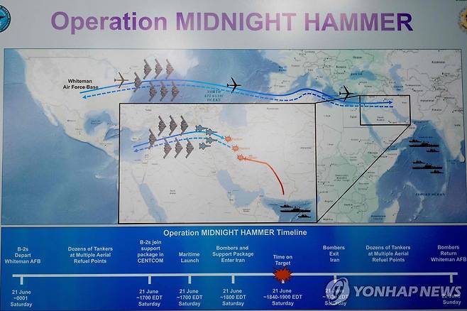 미국의 이란 공습 작전 '한밤중의 망치' (알링턴[美버지니아주] AFP=연합뉴스) 피트 헤그세스 미국 국방부 장관과 댄 케인 합참의장이 22일(현지시간) 국방부에서 진행한 브리핑에서 언론에 소개한 이란 핵시설 공습 작전 설명자료. 2025.6.22