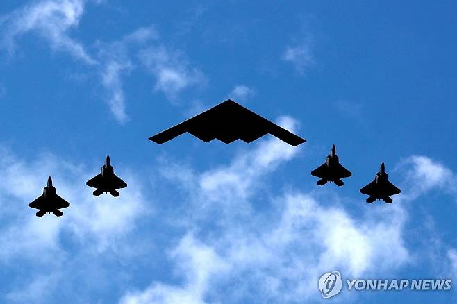 B-2 전략폭격기와 F-22 전투기 [로이터 연합뉴스 자료사진. 재판매 및 DB 금지]