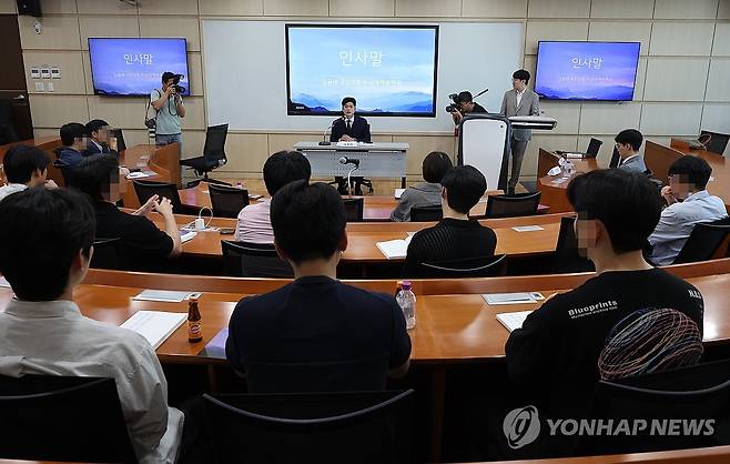 인사말하는 김용태 비대위원장 (서울=연합뉴스) 서명곤 기자 = 국민의힘 김용태 비상대책위원장이 22일 서울 성북구 고려대학교 의과대학 문숙의학관에서 '전공의·의대생들에게 듣는 의료대란 해결 방안'을 주제로 대한의료정책학교가 주최한 대담에서 인사말을 하고 있다. 2025.6.22 seephoto@yna.co.kr