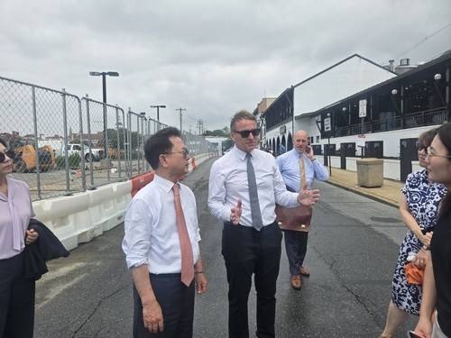 육동한 춘천시장과 버클리 아나폴리스 시장(오른쪽) 항만 현장 방문 [연합뉴스 자료사진]