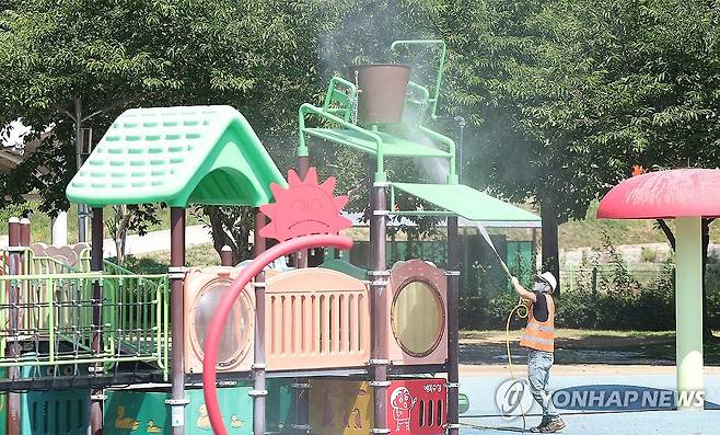 피서철 앞두고 물놀이형 놀이터 청소 (대구=연합뉴스) 윤관식 기자 = 23일 대구 수성구 수성패밀리파크에서 청소업체 관계자들이 물놀이형 놀이터 개장을 앞두고 청소하고 있다. 2025.6.23 psik@yna.co.kr