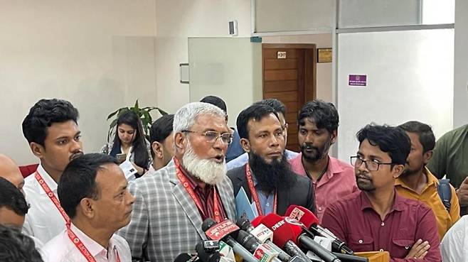 BNP 측이 22일 선관위에 고발장을 낸 뒤 기자회견 하는 모습 [방글라데시 일간 다카트리뷴 캡처. 재판매 및 DB 금지]