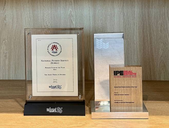 올해의 연기금상(왼쪽)과 올해의 글로벌 부동산 투자자상 [국민연금공단 제공]