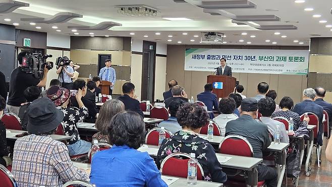 축사하는 박형준 부산시장 (부산=연합뉴스) 민영규 기자 = 박형준 부산시장이 23일 부산상공회의소에서 개최된 '새 정부 출범과 민선 자치 30년, 부산의 과제 토론회'에서 축사하고 있다. 2025.6.23
youngkyu@yna.co.kr