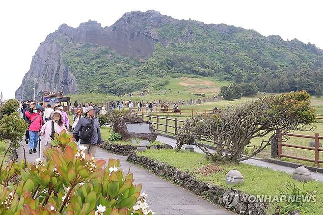 성산일출봉 찾은 관광객들 관광객들이 '폭싹 속았수다' 촬영지인　제주 서귀포시 성산일출봉을 탐방하고 있다. [연합뉴스 자료사진]
