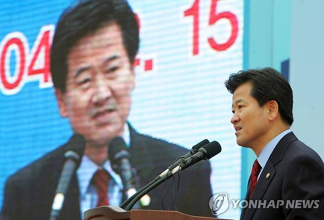 개성공단 첫 제품 출하식 참석한 정동영 통일부 장관 2004.12.15 [연합뉴스 자료사진] hkmpooh@yna.co.kr
<저작권자 ⓒ 2004 연 합 뉴 스. 무단전재-재배포 금지.>