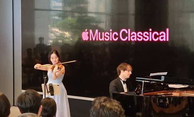 바이올리니스트 김봄소리, '투데이 앳 애플 '행사 (서울=연합뉴스) 박원희 기자 = 바이올리니스트 김봄소리가 23일 서울 애플 명동점에서 열린 '투데이 앳 애플'(Today At Apple)에서 연주하고 있다. 2025.06.23. encounter24@yna.co.kr