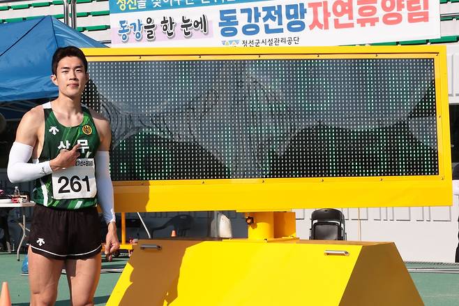 김장우, 남자 세단뛰기 한국 신기록 (서울=연합뉴스) 김장우가 23일 강원 정선종합운동장에서 열린 제79회 전국육상경기선수권대회 남자 세단뛰기 경기에서 17ｍ13의 한국 신기록을 세운 뒤 기념 촬영을 하고 있다. [대한육상연맹 제공. 재판매 및 DB금지]