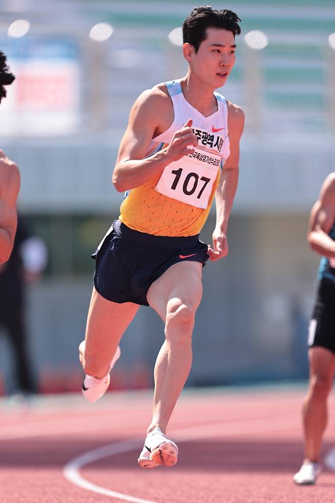 고승환의 역주 (서울=연합뉴스) 고승환이 23일 강원 정선종합운동장에서 열린 제79회 전국육상경기선수권대회 남자 200ｍ 준결선에서 역주하고 있다. [대한육상연맹 제공. 재판매 및 DB금지]