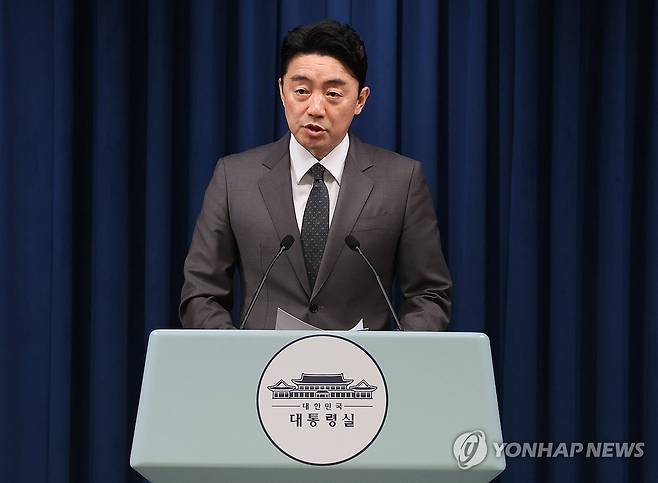 이재명 대통령, 장관 후보자 지명 (서울=연합뉴스) 한상균 기자 = 강훈식 대통령 비서실장이 23일 용산 대통령실에서 장관 후보자 지명 관련 브리핑을 하고 있다. 2025.6.23 xyz@yna.co.kr