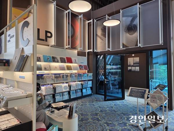 의정부음악도서관내 팝, 케이팝, 재즈, 힙합 등 모든 장르를 감상할 수 있는 LP 공간. /오수진기자 nuri@kyeongin.com