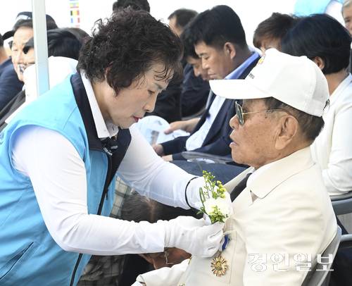 6·25전쟁 발발 75주년을 하루 앞둔 24일 오후 연천군 6.25참전기념탑에서 제1회 6·25전쟁 국군 및 UN참전국 영웅들의 추모제가 열리고 있다. 2025.6.24 /이지훈기자 jhlee@kyeongin.com