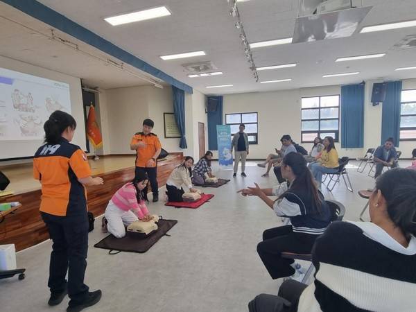 경기도외국인주민 명에대사 찾아가는 안전문화교육 현장.[사진=경기도외국인인권지원센터]