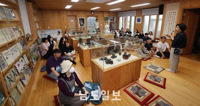 14일 한강 노벨문학상 수상 기념 '소년이 온다' 문학기행에 참여한 참가자들이 전남 장흥군 한승원 문학학교를 방문해 설명을 듣고 있다. /임문철 기자 35mm@namdonews.com