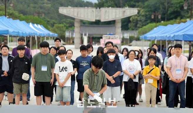 국립5·18민주묘지 참배하는 참가자들. /임문철 기자 35mm@namdonews.com