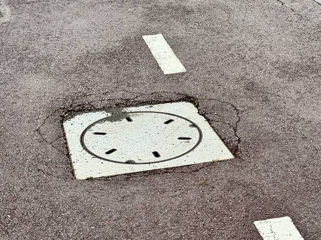 북구 공구의거리 인도 위 분홍 맨홀. 주변 도로도 금이 간 상태. /임지섭 기자 ljs@namdonews.com