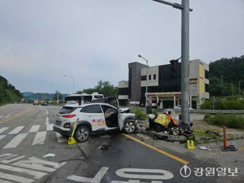 ◇24일 오전 7시12분께 춘천시 동산면 남춘천IC 삼거리에서 코나 SUV와 QM3 SUV가 부딪쳤다. 사진=강원특별자치도소방본부 제공